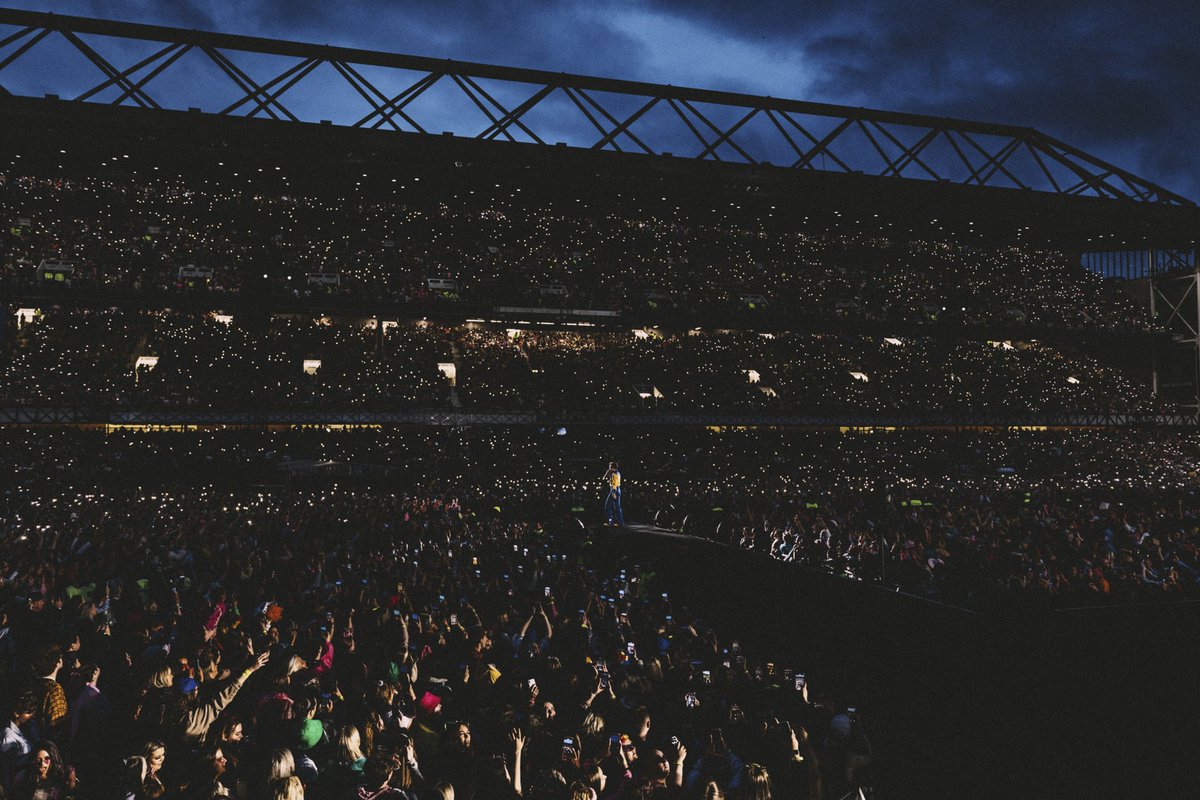 Forget it’s Harry Styles for a minute and just look at that Main Stand! There’s no better in football. Ibrox 💙