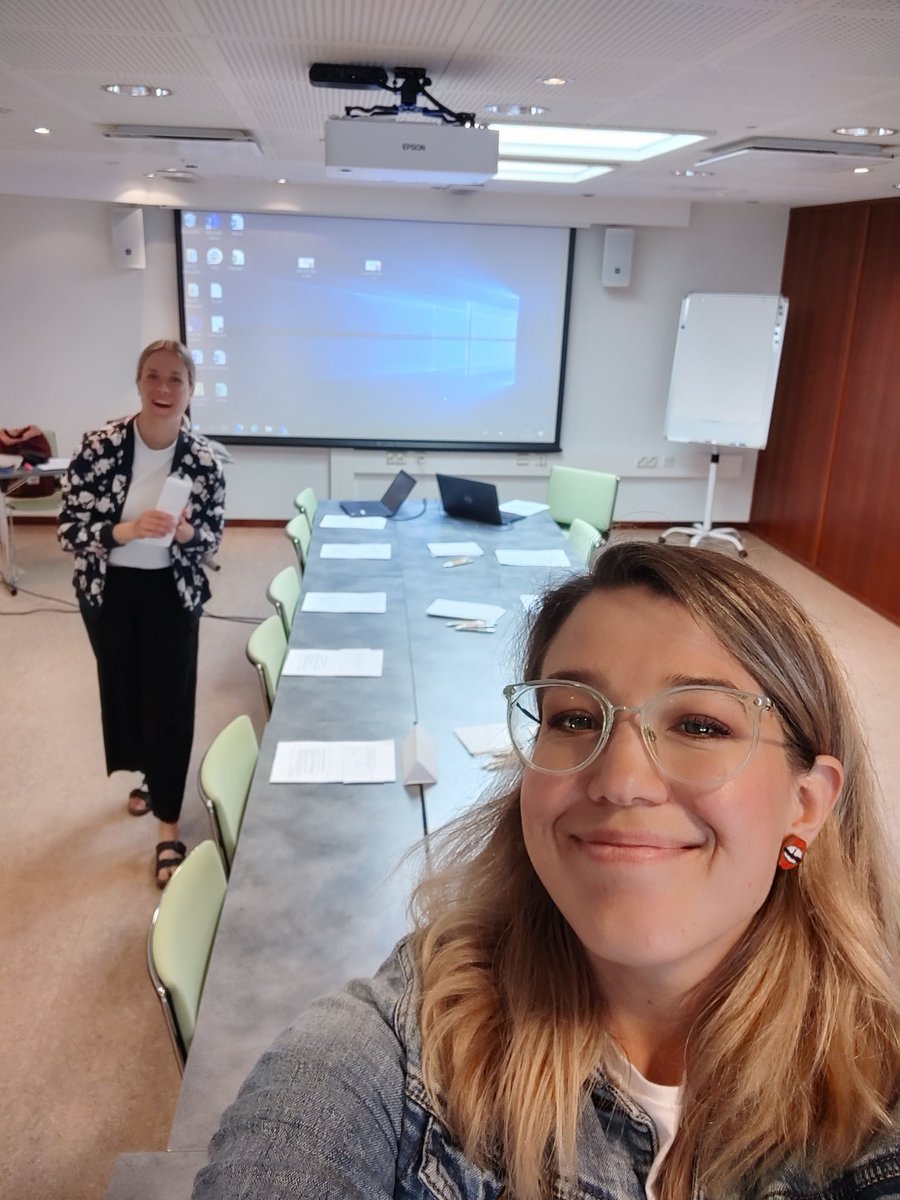 annagranu's tweet photo. Täällä ollaan muina projektitutkijoina Kuuselan kanssa järkkäämässä fokusryhmäkeskusteluja 🤓 #viitebudjetit #eikömarjapoimuriolevälttämättömyys @utusoc @UniTurku @INVEST_Flagship https://t.co/2OiVNnuZsW