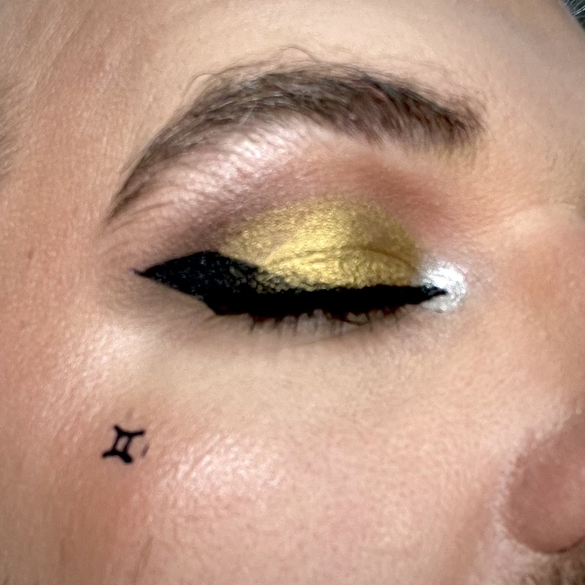 CAD1991's tweet photo. The spicy look I created with @Jaclynhill “Dear Mom”/ “Luxe Legacy” palette from @jaclyncosmetics 
:
#makeup #makeuplover #makeupartist #beauty #gorgeous #lgbt #LGBTQ #pride #Pride2022 #gemini #PrideMonth #GayPrideMonth #jaclyncosmetics https://t.co/cisb5QtUc9