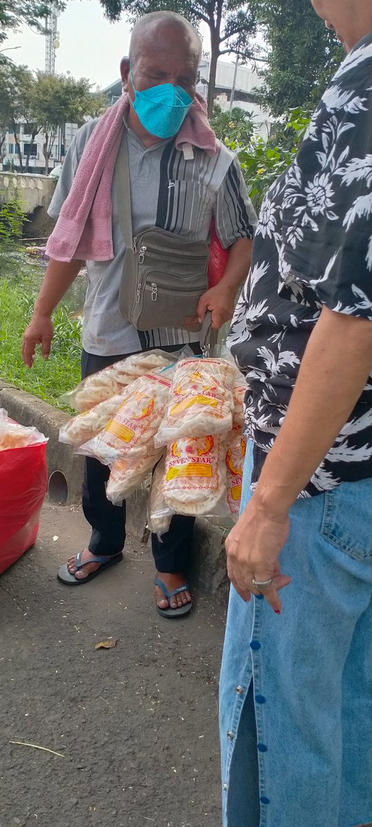 reginamarsela's tweet photo. Guys,kalau kalian lewat jalan perumahan Kelapa Hibrida kelapa gading,akan ketemu dengan Bapak penjual krupuk ini. Tiap gue lewat sana,pasti selalu liat beliau jualan di situ. Harga kerupuknya 20-30 ribu. Di beli yak! https://t.co/3X0lk4Ts86