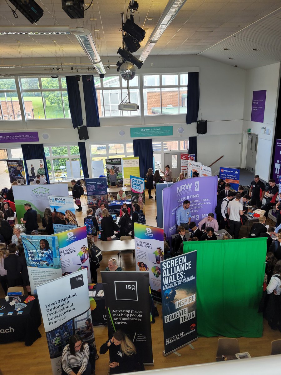 JoEvansMonRCT's tweet photo. Great start to the Careers Fair at @chepstowschool. A huge thanks to all employers taking part today, helping to enhance students knowledge of the World of Work. @CareersWales #greatday #inspiring @opportunities https://t.co/yca0CXjT5r
