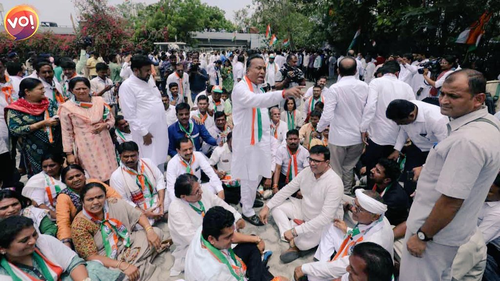 vibesofindia_'s tweet photo. In Pictures 📸 

Gujarat Congress's protest march against ED summons to Former Congress President Rahul Gandhi. 

#RahulGandhi #NationalHeraldCase
#VibesofIndia #Gujarat 

Pics by: @Hanifsindhi20 https://t.co/eZSDaCcx6T