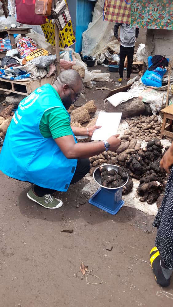 WFP_Cameroon's tweet photo. #Cameroon🇨🇲

As #FoodPrices increase #WFP studies market #trends📉in #Buea SW region to ensure that #Cash assistance provided is enough to meet beneficiaries' monthly #Food and #nutrition needs

#CBTSeries
#mondaythoughts
#SavingLives https://t.co/ebxqn0kMhT