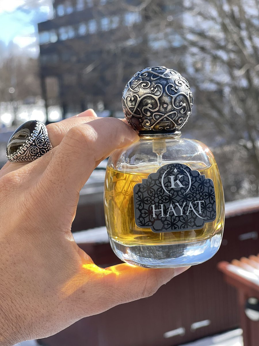 #رابطة_عشاق_العطور عِبءٌ عَلى الحَياةِ ثَقيلٌ  مَن يَظُنُّ الحَياةَ عِبئاً ثَقيلا   و الَّذي نَفسُهُ بِغَيرِ جَمالٍ   لا يَرى في الوُجودِ شَيئاً جَميلا!قصة عطر يبداء يافعا نزق بالزعفران والخزامي وحمض البرتقال ويرشد بالعنبر والهيل والقرفة ويغدو شابا ناضج بالعود والاخشابKemi Hayat