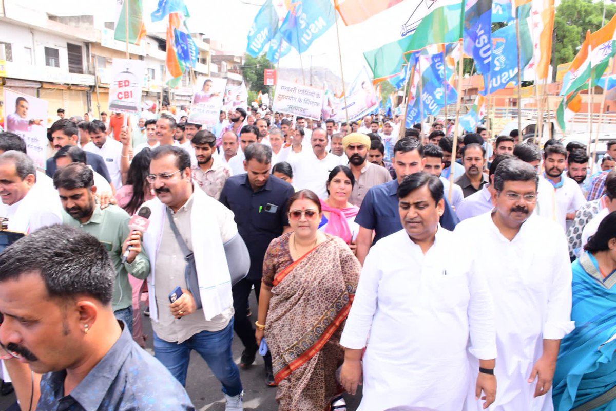 mamta_bhupesh's tweet photo. मोदी सरकार द्वारा केंद्रीय एजेंसियों का दुरुपयोग कर देश हित मे उठने वाली आवाज को दबाने और तानाशाही के खिलाफ प्रदेशाध्यक्ष श्री @GovindDotasra जी के नेतृत्व में मन्त्रिमण्डल के सदस्य,पार्टी पदाधिकारियों व हजारों की संख्या में कार्यकर्ताओं के साथ पैदल मार्च में सम्मिलित हुई।
1/1 https://t.co/se1lFfXRih