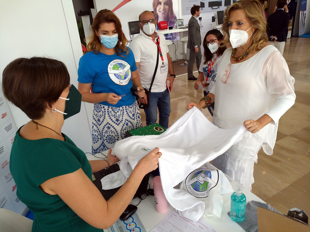 semicyuc's tweet photo. 🌍 El Grupo UCI Sin Fronteras ha dispuesto un pequeño puesto para vender camisetas, gorras, bolsas... y así recaudar fondos para los proyectos q tenemos en marcha en África ¡Acércate y colabora con tu aportación!¡Contamos contigo! #ucisinfronteras #medicinaintensiva #solidaridad https://t.co/hPog3zF2xl