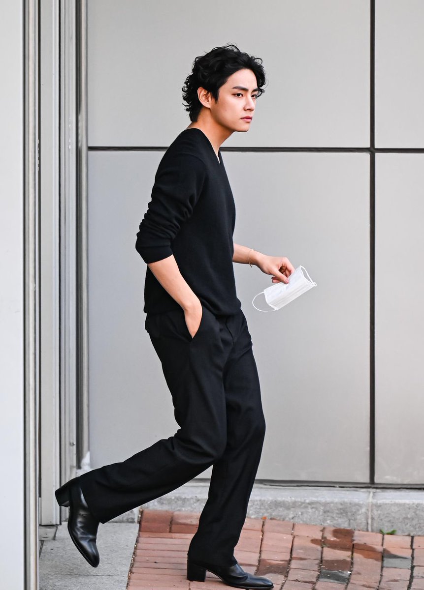 Taehyungimpact's tweet photo. Those reporters aren’t like when they said kim taehyung looks like a greek god. He’s an art https://t.co/e8ZurIYy3W