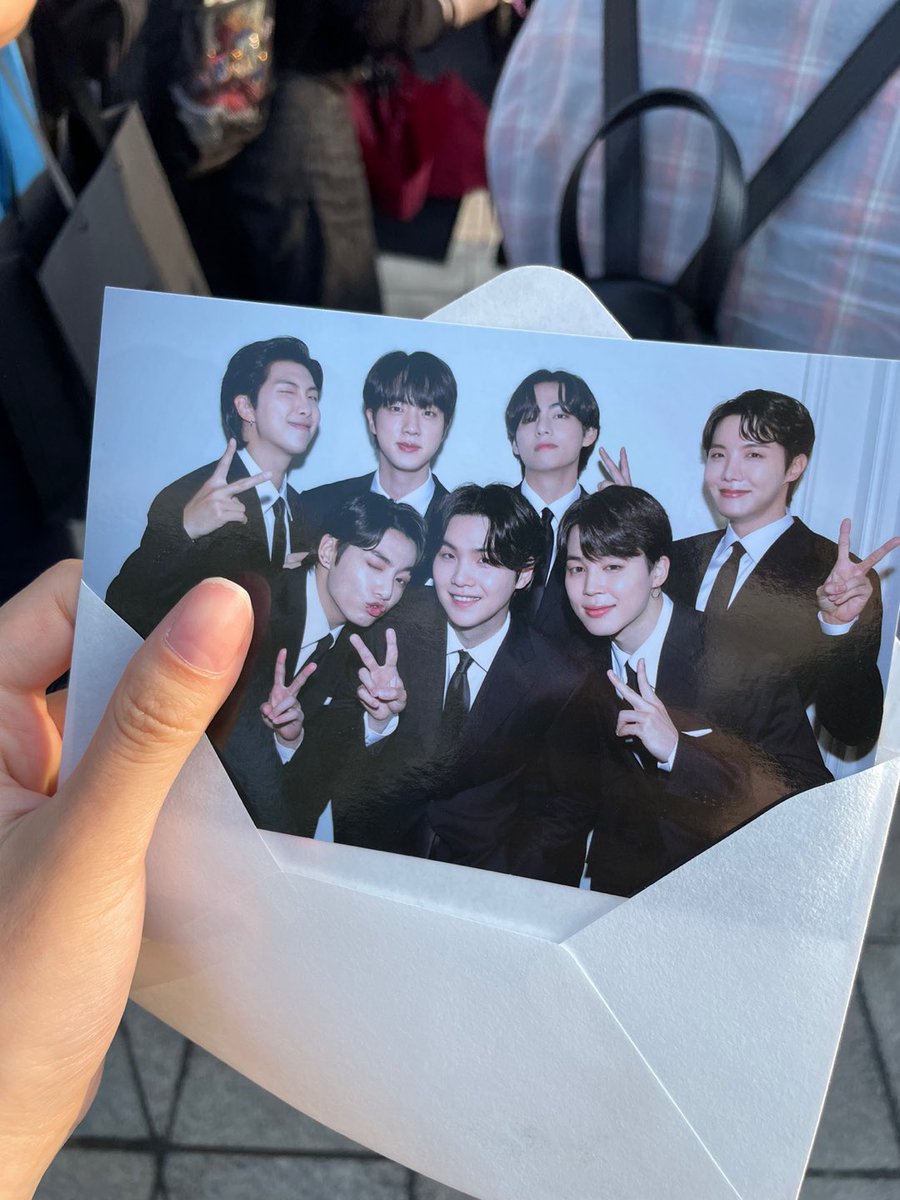 hourlyvmining's tweet photo. BTS group photo so beautiful ಥ‿ಥ https://t.co/oczRGuGuYr