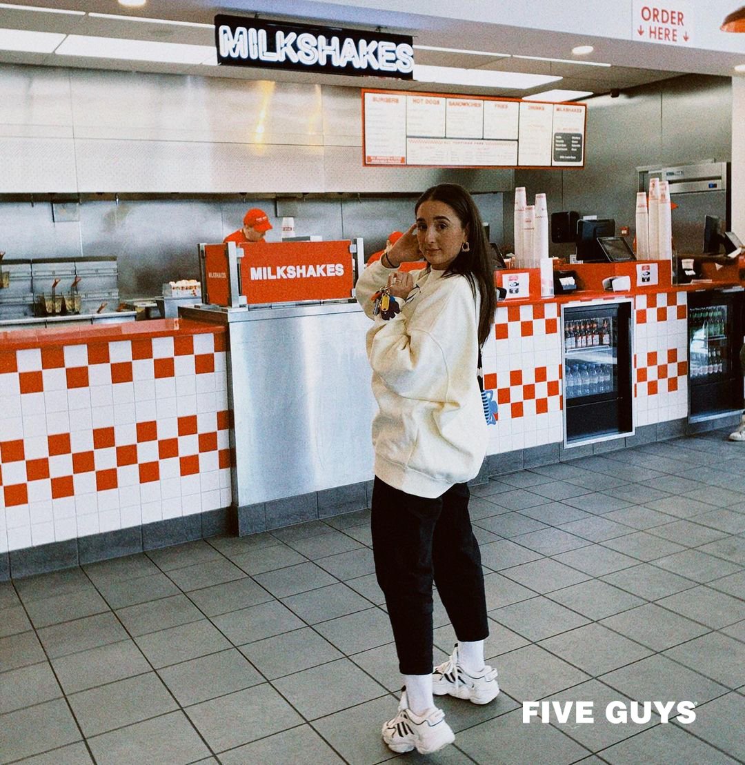 It's Milkshake Monday! Wie komt er gezellig langs? (📸 : lifeofhajar | Instagram)
________

#fiveguysbe #fiveguys #5guys #burgersandfries #burgers #fries #5guys