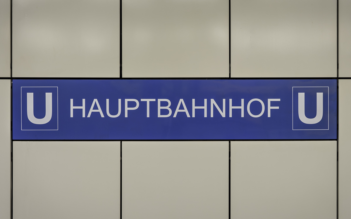 U5 — Hauptbahnhof.
The U5 was originally going to be extended all the way to TXL. The plan, alas, was never realised, and our journey thus comes to an end at Hauptbahnhof.