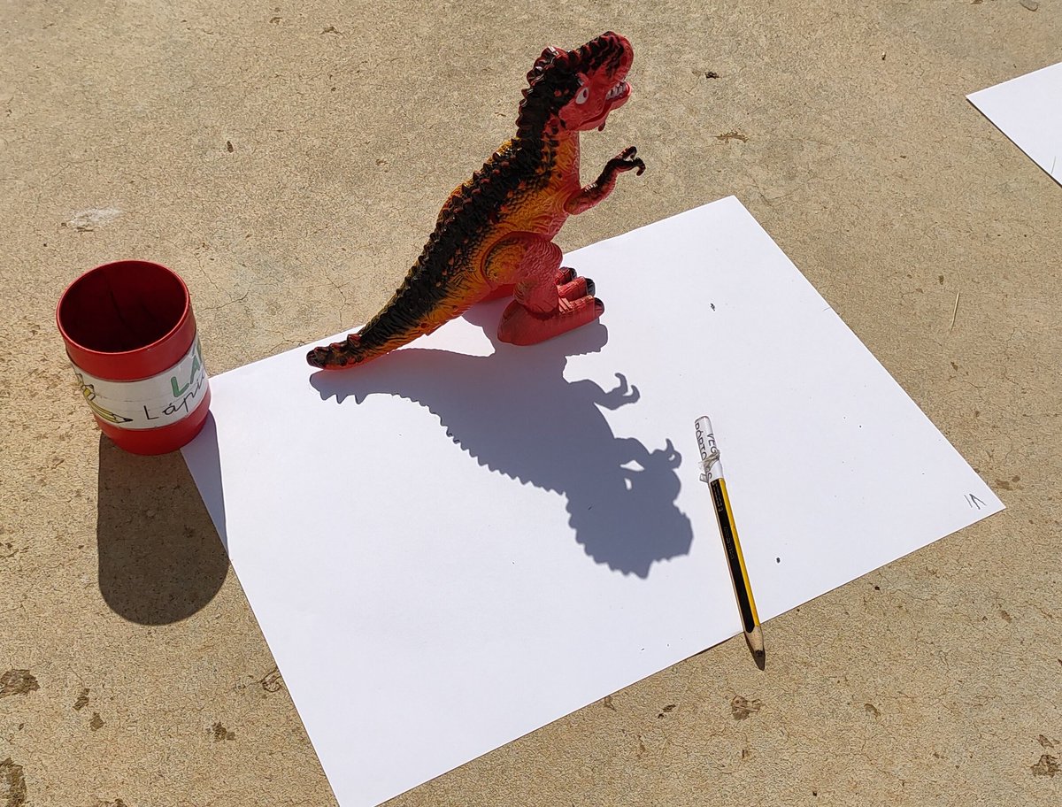 BetyLab's tweet photo. #24de52 pintando la #Sombra del dinosaurio 🦖, para el #proyecto52  de @mongeleon https://t.co/vego3tEeKE