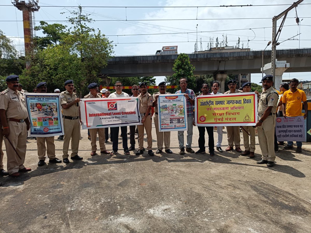 SrdsoM's tweet photo. Road users being counselled at various LEVEL CROSSING GATES over Mumbai Division like SEWRI,CHUNABHATTI and others to prevent untoward incidents at Railway Crossings.
#RoadSafety #SafetyFirst 
@drmmumbaicr https://t.co/6FVY1rWFNu