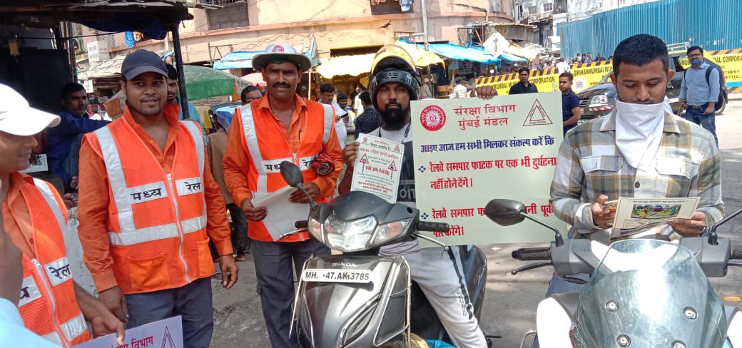 SrdsoM's tweet photo. Road users being counselled at various LEVEL CROSSING GATES over Mumbai Division like SEWRI,CHUNABHATTI and others to prevent untoward incidents at Railway Crossings.
#RoadSafety #SafetyFirst 
@drmmumbaicr https://t.co/6FVY1rWFNu