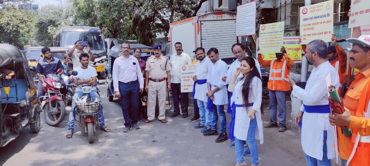Road users being counselled at various LEVEL CROSSING GATES over Mumbai Division like SEWRI,CHUNABHATTI and others to prevent untoward incidents at Railway Crossings.
#RoadSafety #SafetyFirst 
<a href="/drmmumbaicr/">DRM Mumbai CR</a>