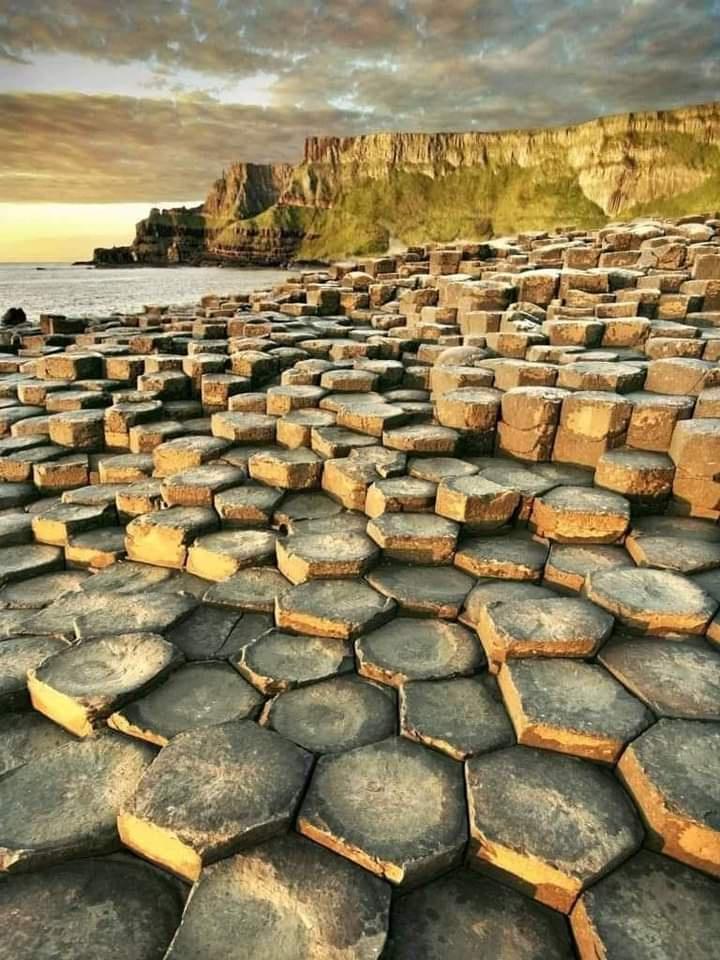MeteoBarrufet's tweet photo. Trobem formacions de columnes basàltiques a diferents racons del món, per exemple, les de Castellfollit de la Roca. A la fotografia veiem les de La Calçada del Gegant (Giant's Causeway - Irlanda), són unes 40.000 columnes formades durant una erupció 🌋 ara fa 60 milions d'anys. https://t.co/dpFRp5GKsa