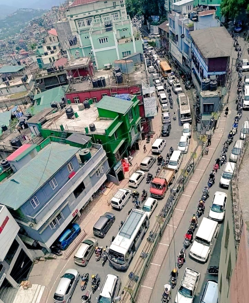 manigreeva's tweet photo. Dear indiscipled car drivers of "mainland" India, the picture below is of Aizawl, #Mizoram. In midst of nature, where discipline meets humanity. #MondayThought #lessons https://t.co/XIGKu7xmoj