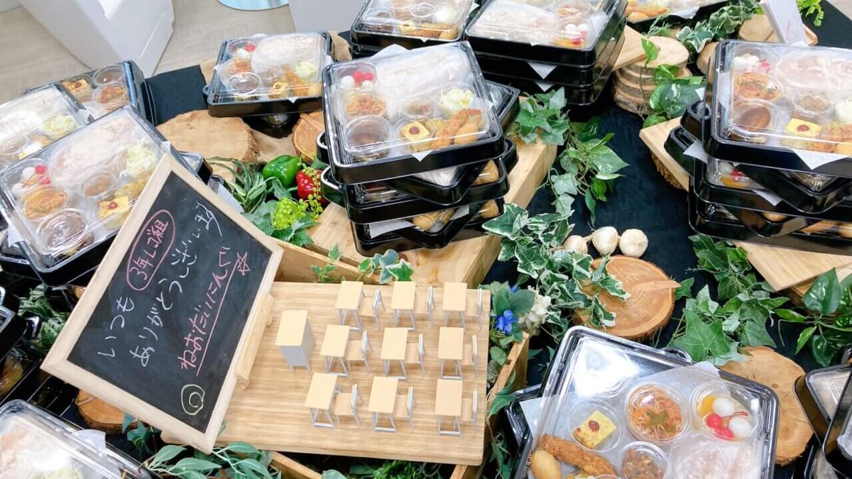 neodining's tweet photo. ＼「給食」がテーマのユニークなケータリング／

昔、学生時代の時によく食べたようなメニューがずらり…。
それを、「教室」をモチーフにしたような装飾をデコレーションさせていただきました。
https://t.co/hrN9H35XSW

#給食　#ケータリング　#一人盛り https://t.co/e4V8sp2UxH