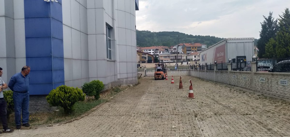 DevrekHem's tweet photo. Devrek İlçe Milli Eğitim Müdürlüğü ve Devrek Ticaret ve Sanayi Odası işbirliği ile merkezimizce açılan İş Makineleri (Forklift Operatörlüğü) Kursumuzu başarılı kurs dönemi geçirerek sona erdi.Kurs sonu teorik ve uygulama sınavlarını gerçekleştirdik.@mebhbogm @sdulger43 @il_milli https://t.co/PlsgzfkNiC