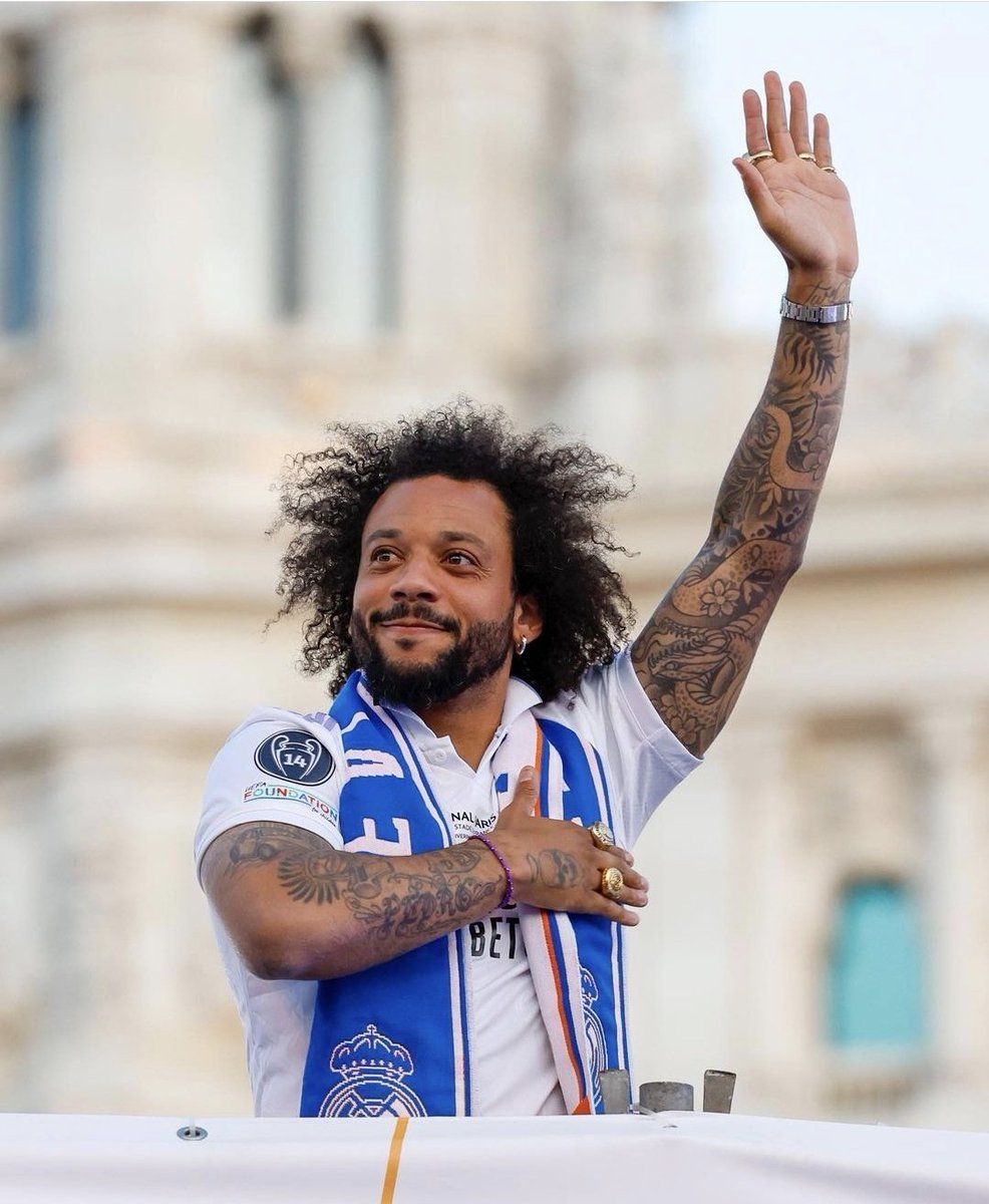 RealMadridF_YT's tweet photo. 🤍💜 Llegó el momento de homenajear a nuestro CAPITÁN.
GRACIAS por TODO @MarceloM12 
@realmadrid #despedida #Marcelo #M12 https://t.co/lSifBoFS3s