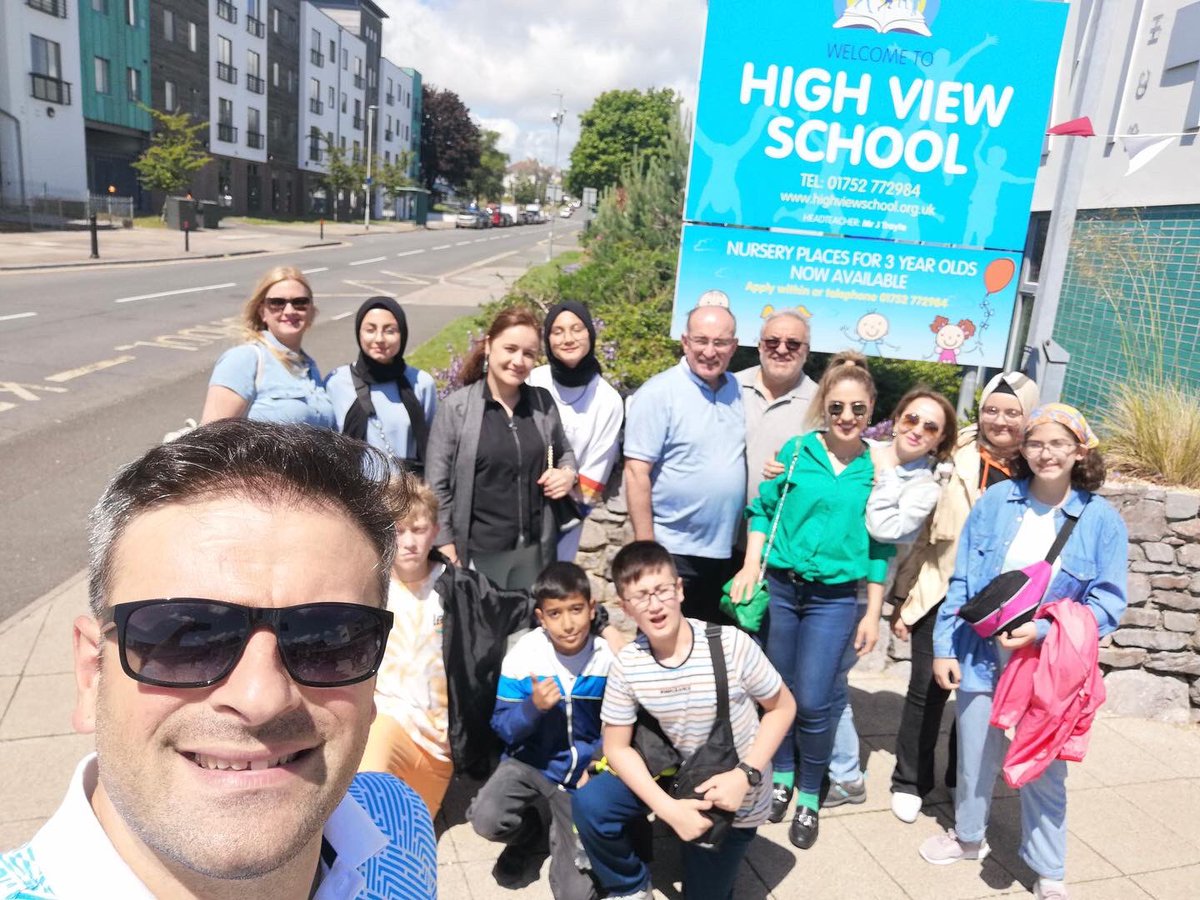 AkabeImam's tweet photo. Okulumuzun ortak olduğu 4R(Onar Yeniden Kullan geri dönüştür)adlı  Erasmus projemizin hareketliliği 1 müdür,2öğretmen ve 4öğrenci ile  İngiltere Plymouth şehrine olmuştur.Plymouth bulunan iki okul ve bir sanat üniversitesi  gezilerek geri dönüşüm ile ilgili gözlemler yapılmıştır. https://t.co/6V5AkJC7sT