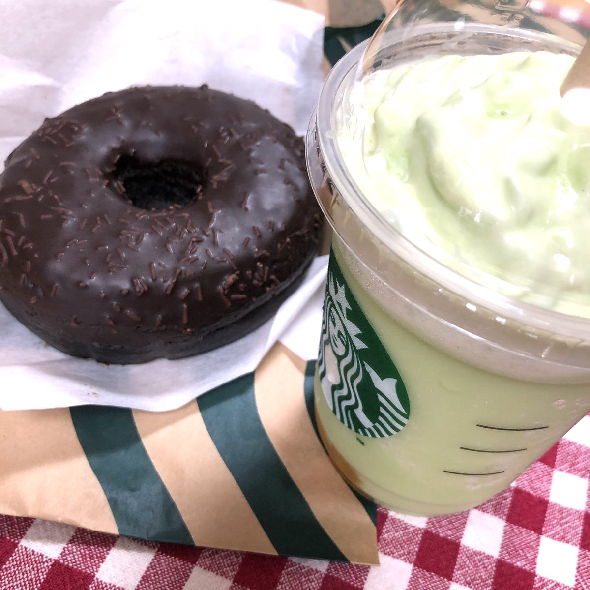 silverback_y's tweet photo. あぁ〜！溶けるの早〜‼︎
#melonmelon
#チョコレートクリーム
#紙のストロー反対派 https://t.co/rpt61E9SXY