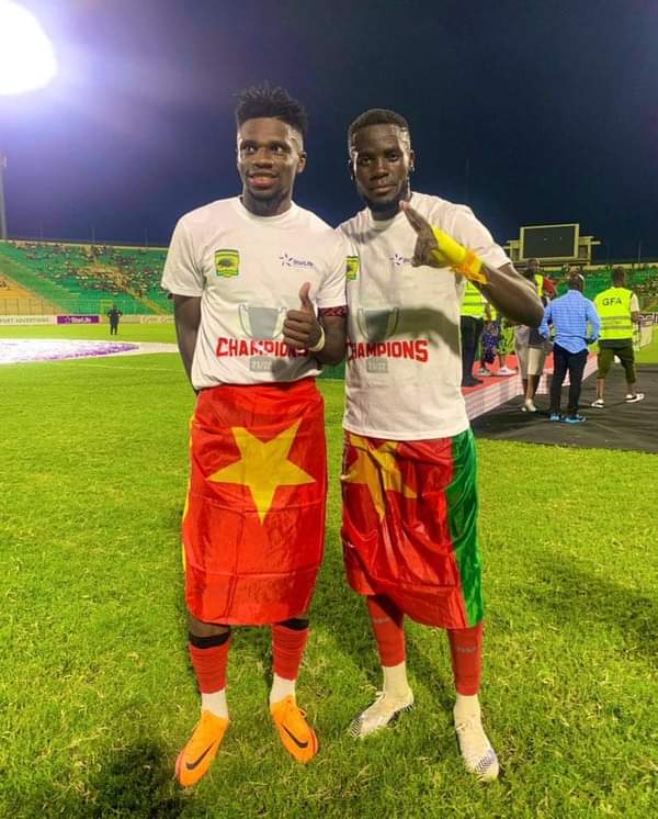 TheCameroonianZ's tweet photo. Les Camerounais Franck Mbella et Georges Mfuege sont les champions du Ghana #GPL avec @AsanteKotoko_SC. 

#Cameroon 🇨🇲 https://t.co/1SAebix8Ep