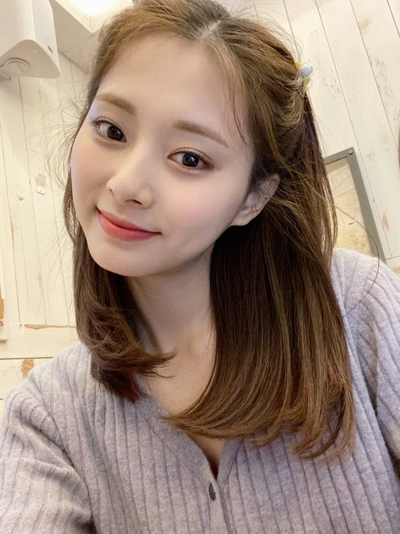 randomtwiceu's tweet photo. Tzuyu selcas cause it's almost Tzuyu day! 💙🐶

#TZUYU #TWICE #Tzuyu #Twice #tzuyu #twice #쯔위 #周子瑜 #트와이스 https://t.co/yIIcCXKuBC