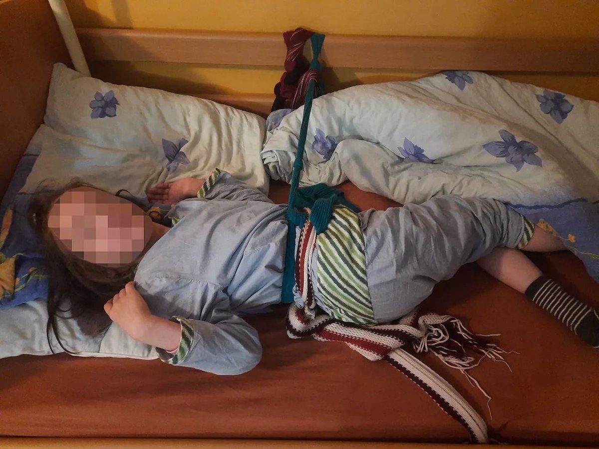 SzJadczak's tweet photo. 💔Ta dziewczynka każdego wieczoru była na wiele godzin przywiązywana do łóżka. Jak pies do budy. Tak wyglądała rzeczywistość w domu zakonnic pod Krakowem. 
https://t.co/wTUpQ58dVM https://t.co/UOorjHl6qt