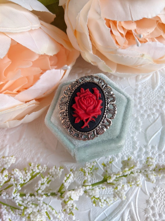 PapillionEra's tweet photo. Red rose brooch, Gothic brooch, Gothic pin, https://t.co/1o68iBL3up #redrosebrooch #gothicbrooch #gothicpin #victorianjewelry @etsymktgtool https://t.co/Mz9kt6bUpM
