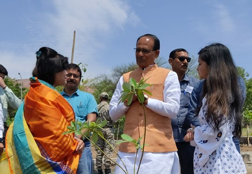 आज भोपाल के स्मार्ट पार्क में संस्कार सुधा फाउंडेशन  की सदस्य श्रीमती रश्मि अग्रवाल और अपने विशिष्ट चित्रों के लिए अनेक संस्थाओं द्वारा सम्मानित बाल चित्रकार बेटी रिया जैन एवं अन्य गणमान्य साथियों के साथ पीपल, सप्तपर्णी और नीम के पौधे लगाये। #OnePlantADay