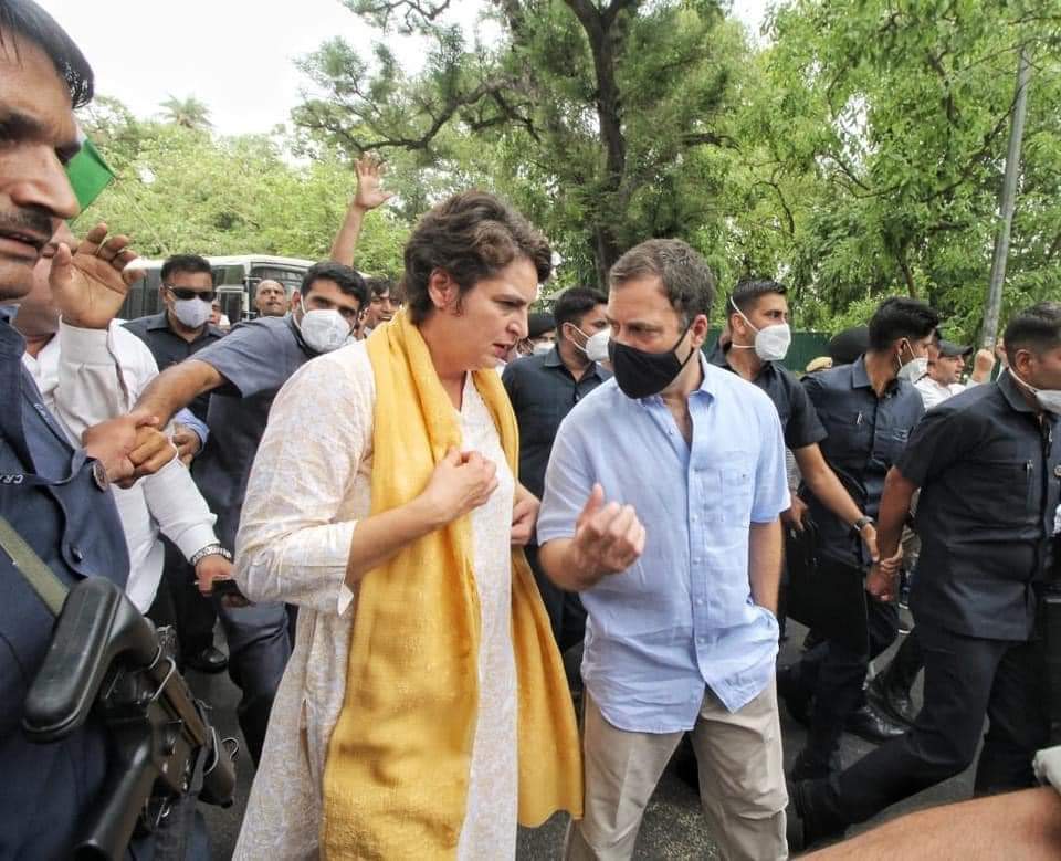 INCMP's tweet photo. गांधी नाम की आंधी से तानाशाह अब खौफ खा रहे हैं।

सच हमारे साथ है,
हम सीना ठोककर तुम्हारे सवालों के जवाब देने आ रहे हैं।

#IndiaWithRahulGandhi https://t.co/LyYy7HSEdJ