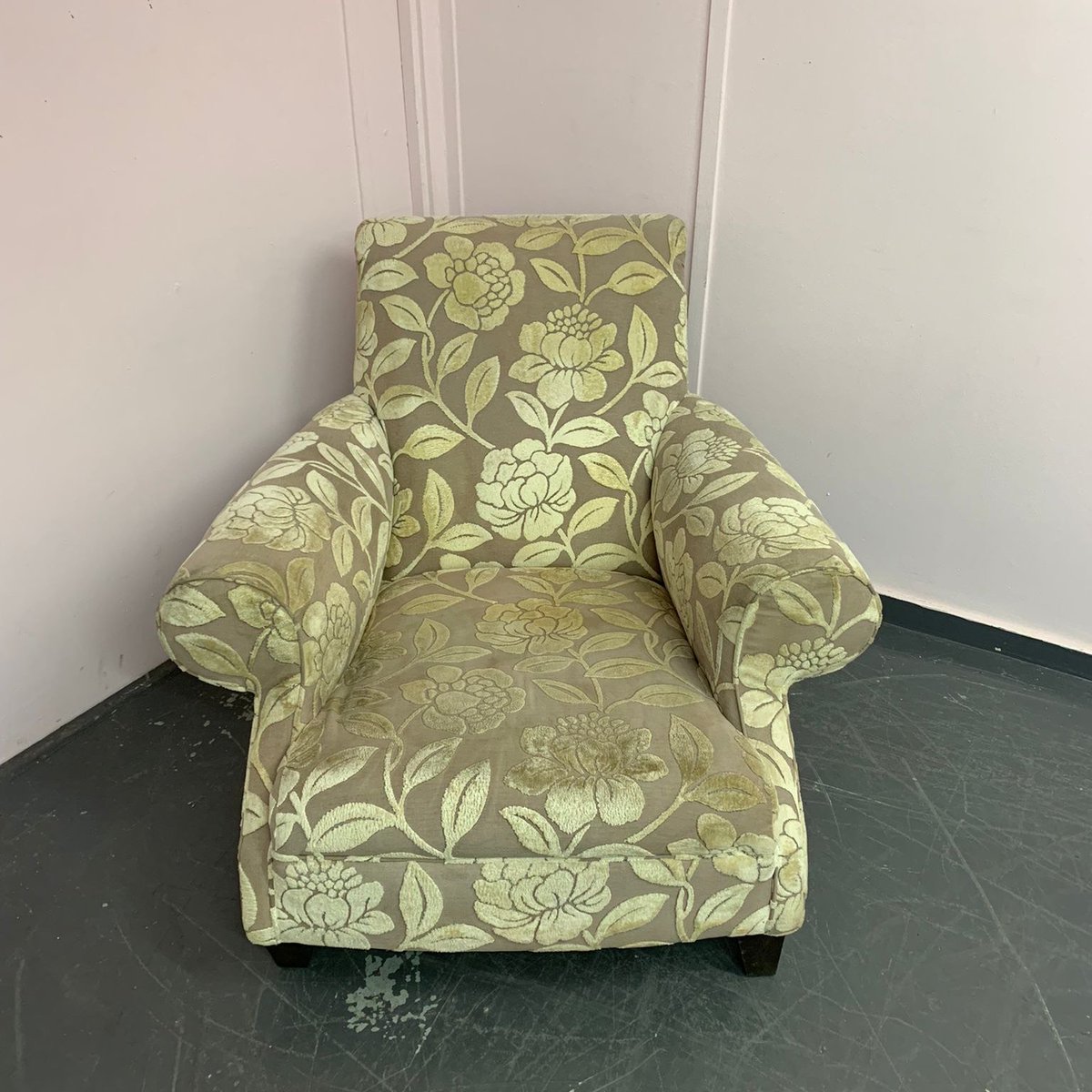 Lisa loved her Heal’s Norton chair she found on eBay so much, she hunted down a second one in the hope of creating a perfect pair! We selected a vibrant velvet from the ever-trusty @linwood_fabric range in grass without too much deliberation. A dreamy seat to sit on.