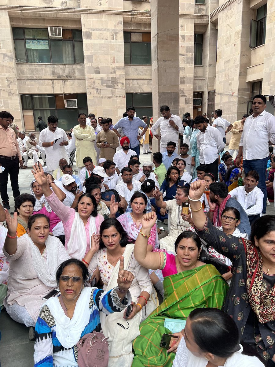 sarika171174's tweet photo. सत्य परेशान हो सकता है ….
पराजित कदापि नहीं…

आने वाली नस्लें याद रखेगी… https://t.co/fTRQNFsndT