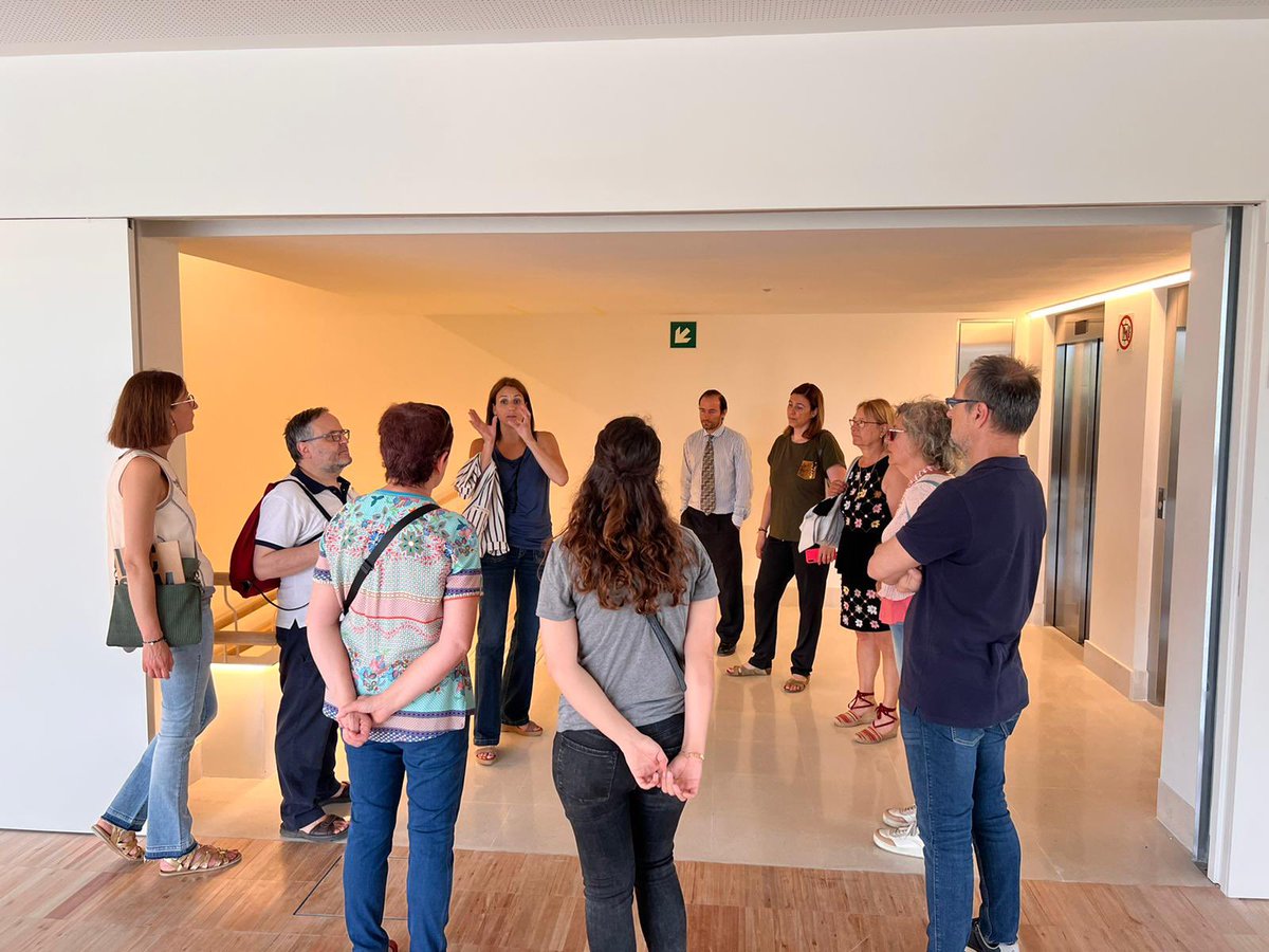viccomerc's tweet photo. Aquesta setmana passada la Junta de Vic Comerç vam estar convidats per @aj_vic a conèixer la nova biblioteca Pilarín Bayés. Gran equipament per la ciutat! #vic https://t.co/QH2r3t9faF