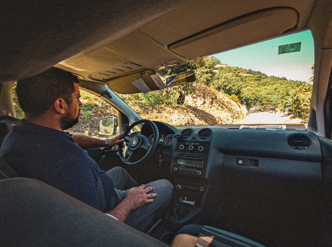 💚La #calidad del producto que sale de nuestros almacenes es fruto del trabajo de los profesionales que forman parte del equipo de Frutas Manzano 

📸En la imagen, acompañamos a nuestro ingeniero agrónomo, Daniel Merlo, a la visita de una finca proveedora de subtropicales 🥑😍👏