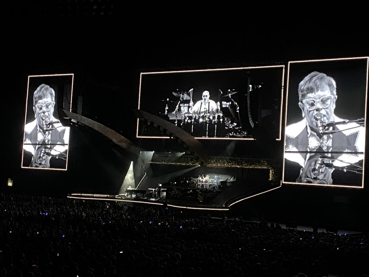 EditionsAmpelos's tweet photo. La classe : dès la 2ème chanson de son concert, @eltonofficial rend hommage à Aretha Franklin! 

@jlgadreau @unstoppablemadp @Reg_Protestants @BertrandDicale @mortaigne @F_Adrian_Auteur @soul_bag_mag https://t.co/oScH1H4wBJ