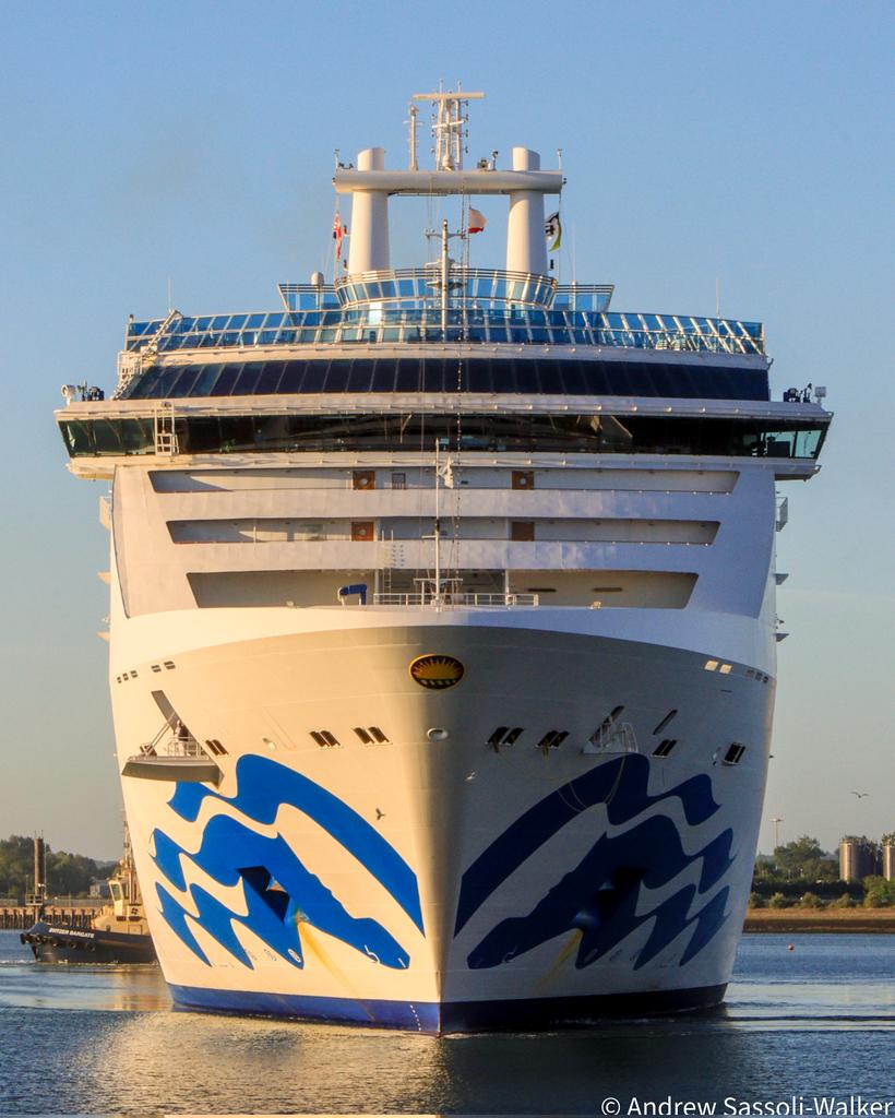 Welcome to #hampshire on your first visit #islandprincess!
With the arrival of this @PrincessCruises #globetrotter into #southampton, the UK quartet is complete for the 2022 season joining #enchantedprincess, #emeraldprincess & #skyprincess.
#cruise #comebacknew