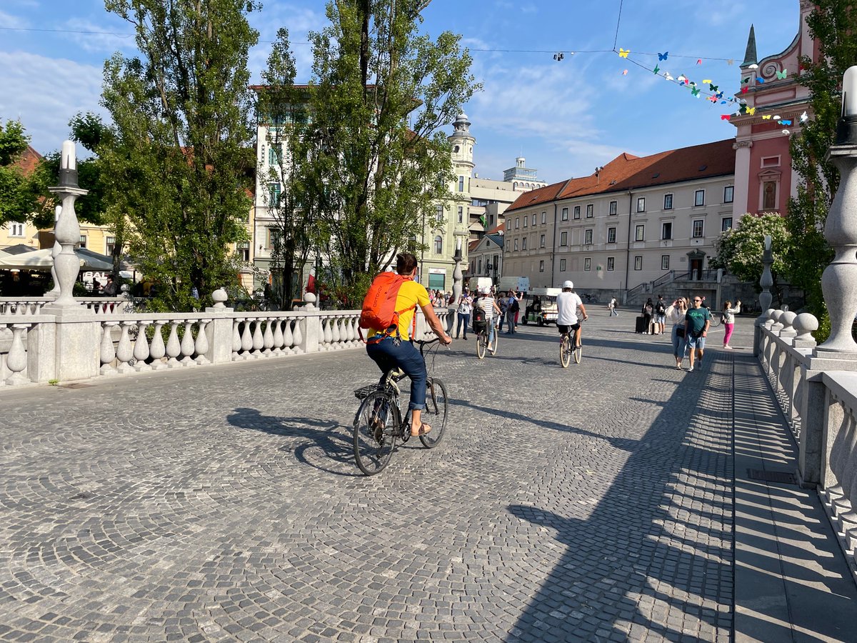 azzamanilorac's tweet photo. Dobro jutro Ljubljana! Sooo many cyclists early in the morning on the #TripleBridge! Excited to attend my very first @VelocitySeries 🤩🚲 looking forward to hear & meet inspiring bike advocates from all over the 🌍! #CyclingTheChange @EuCyclistsFed @FahrradClub https://t.co/Bwg1qi0pho