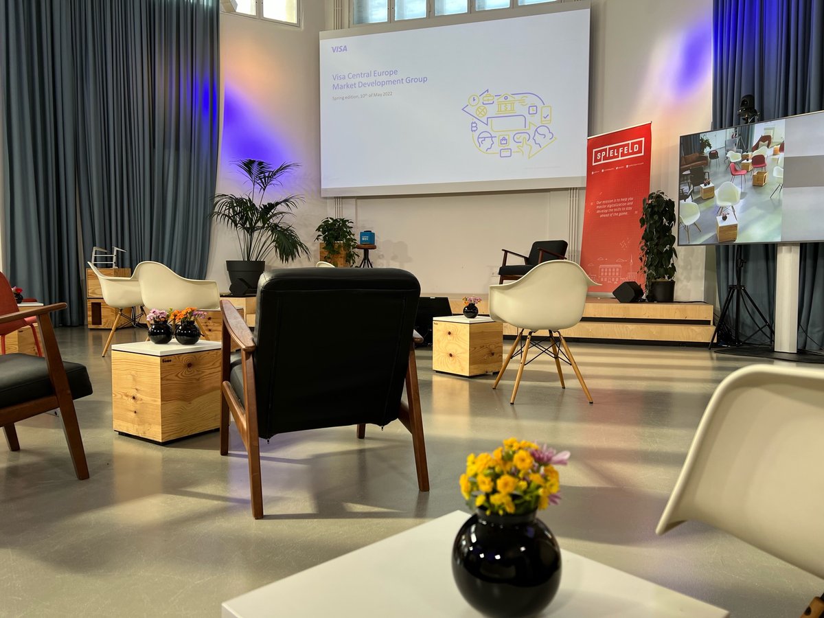 KuchemKonferenz's tweet photo. In der "Hall of Fame" des @Spielfeld Digital Hub, im Herzen von #Berlin Kreuzberg, durften wir eine hybride #Veranstaltung mit optimaler #Interaktion der Teilnehmer und lebhaften Q&A-Sessions durchführen. #KuchemKonferenzTechnik #Streaming #hybrid #Kameratechnik #Eventtechnik https://t.co/etBY2XLT05