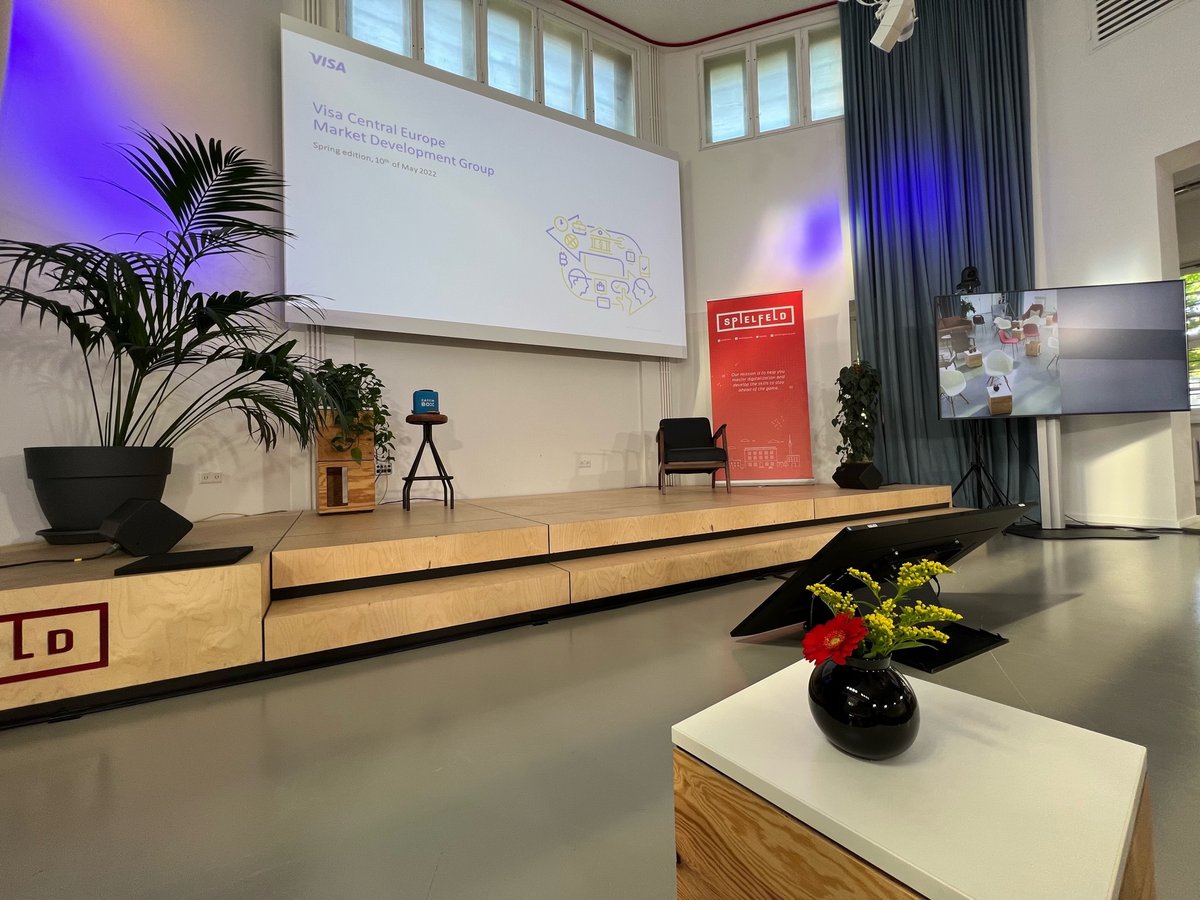 KuchemKonferenz's tweet photo. In der "Hall of Fame" des @Spielfeld Digital Hub, im Herzen von #Berlin Kreuzberg, durften wir eine hybride #Veranstaltung mit optimaler #Interaktion der Teilnehmer und lebhaften Q&A-Sessions durchführen. #KuchemKonferenzTechnik #Streaming #hybrid #Kameratechnik #Eventtechnik https://t.co/etBY2XLT05