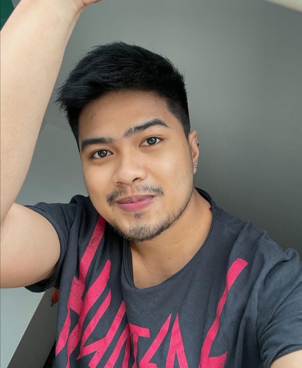 pau02589350's tweet photo. feeling ko cute ako dto. dalawa na yan ha 😂 https://t.co/KabS9sRPoq