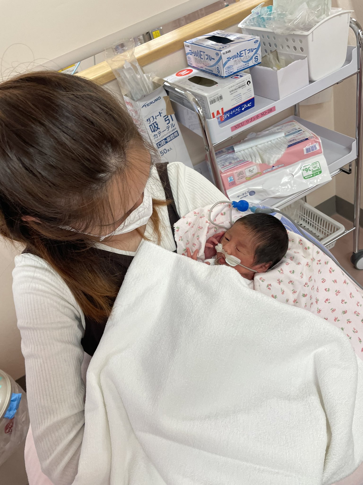 A 初めて服きて抱っこ 可愛すぎた 久々にあえた 点滴も取れてて良かった T Co Aycj4armiu Twitter