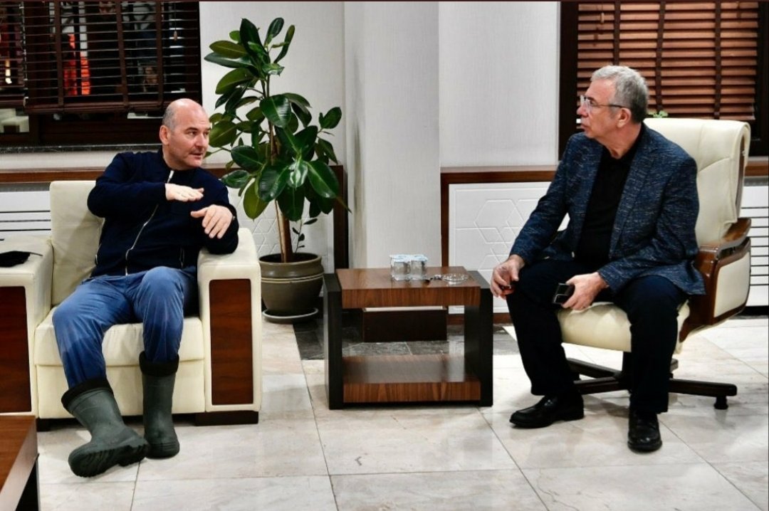 Bu fotoğraf tarihe geçer.
Ankara Büyükşehir Belediye Başkanı olan sağdaki!
Vah ki vah!
Mansur Bey aman dışarı çıkmayın erirsiniz.
Ayakkabılarınız ıslanır.
O güzelim ceketiniz perişan olur.
Mümkünse yağışsız bir ilde bir kaç gün tatil yapın.
Sular çekilince dönersiniz.