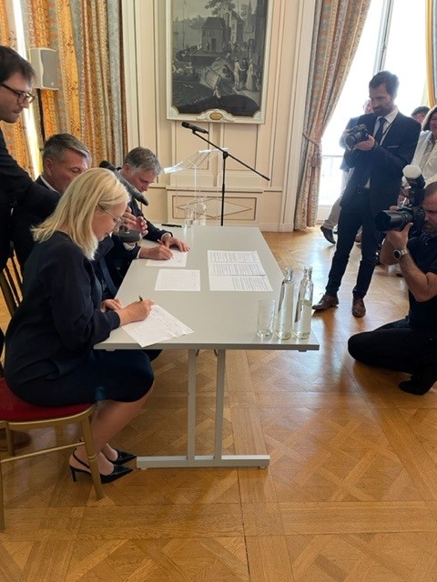 avoca_ssation's tweet photo. Vienne. Ambassade de France.  11 juin 2022. Au soutien de l’Etat de droit, les présidents des barreaux européens ont signé une déclaration commune. #PFUE2022 https://t.co/l50v4VGDcI