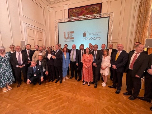 avoca_ssation's tweet photo. Vienne. Ambassade de France.  11 juin 2022. Au soutien de l’Etat de droit, les présidents des barreaux européens ont signé une déclaration commune. #PFUE2022 https://t.co/l50v4VGDcI
