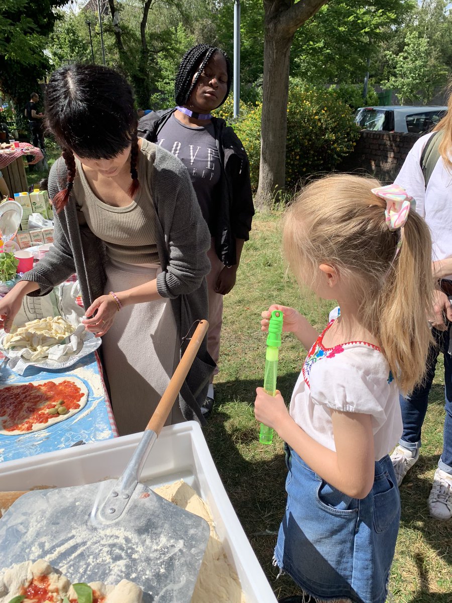 Great day <a href="/BenceTra/">BenceHouseTRA 💙</a> House Garden Party talking about tra, the AGM, choosing garden furniture, taking priorities for <a href="/BenceTra/">BenceHouseTRA 💙</a> residents; and looking at the community led Masterplan  Team Evelyn pizza made by <a href="/EvelynLabour/">𝐄𝐯𝐞𝐥𝐲𝐧 𝐋𝐚𝐛𝐨𝐮r</a> Cllr <a href="/tamhauyu/">Cllr Hau-Yu Tam 譚巧瑜 💚🏳️‍⚧️🇵🇸🇸🇩 she/her</a> ! 😍 great fun 🤩