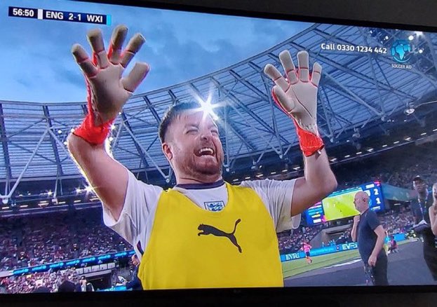 ProjectDIA's tweet image. If you can’t laugh at yourself, who can you?! Legend @alex_brooker! ⚽️ #SoccerAid