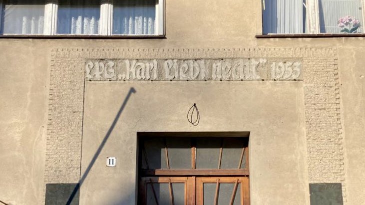 Kaum bekannt: #OTD 1953 beginnt in der #DDR der #Volksaufstand, zunächst in den Dörfern. Es wird gestreikt, Funktionäre werden angegriffen &amp; abgesetzt, erste Verhaftungen erfolgen. Z.B. in Schmergow (📷, #Brandenburg) Eckolstädt (#Thüringen) &amp; Groß Germersleben (Sachsen-Anh.).