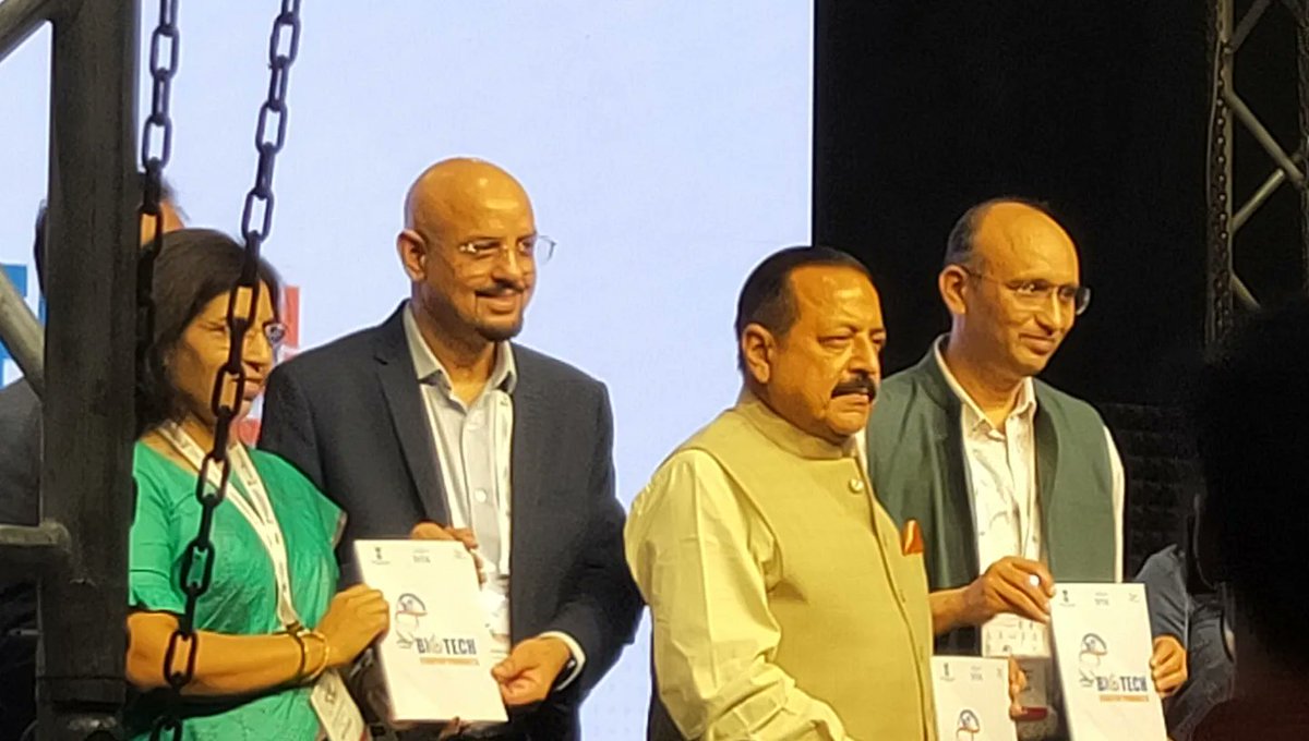 magicalpichem's tweet photo. Literally one of the biggest honour for our team to meet the hon'ble prime minister of india Shri Narendra Modi Ji and getting our product launched by the hon'ble central minister of dept. of science and technology Shri Jitendra ji, at the India's 1st Biotech startup Expo https://t.co/uO6RtrpR5A