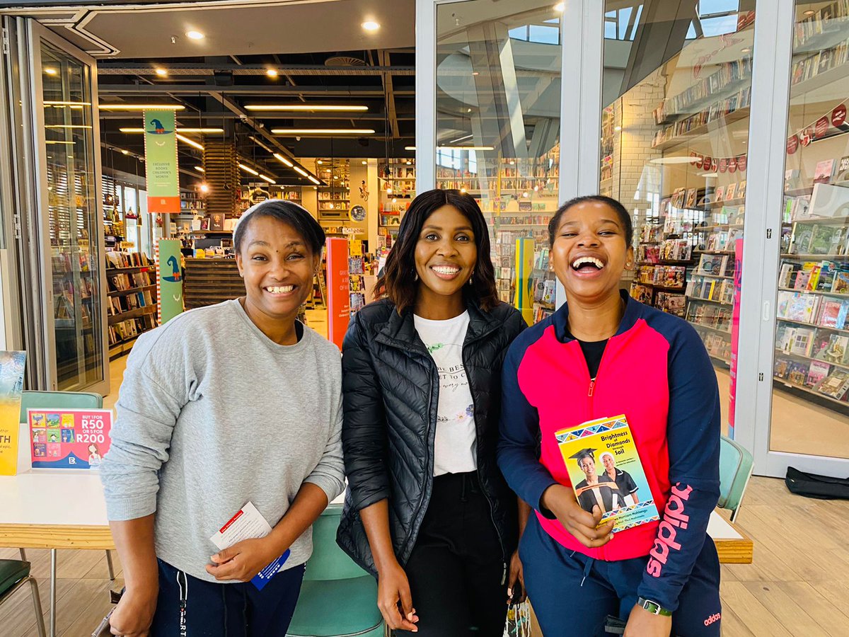 HelpOneHelper's tweet photo. Some of the memories captured at our fundraising book signing event on Saturday.

Thank you all for your support and participation. Hope you will join us again in the upcoming fundraising events. It’s all about empowering helpers.

#HelpOneHelper | #MoreThanAHelper https://t.co/XZSxzIDJBS
